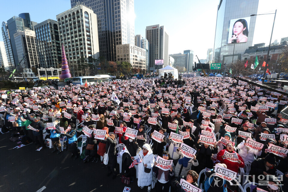 윤석열 대통령 탄핵 반대 집회, 전국에서 열려 단촐 (98자)