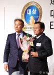 [포토] 유망중소기업대상 수상하는 한일의료기 이석병 회장