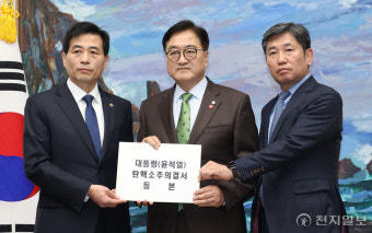 [포토] 탄핵소추의결서 손에 든 우원식 국회의장