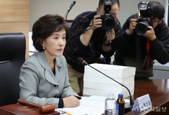 [포토] 경청하는 박선영 위원장