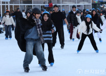 [포토] 스케이트장에서 보내는 크리스마스
