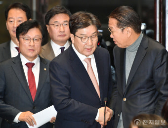 [포토] '의원총회' 인사 나누는 권성동-권영세