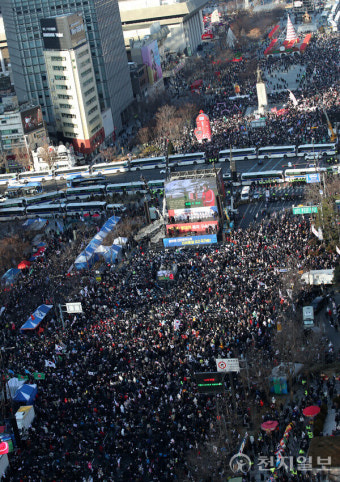 용산 대통령 관저 인근서 윤석열 대통령 체포·탄핵 관련 격론 뜨거워져