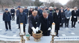 박상돈 천안시장, 천안인의 상 등 참배… 을사년 새해 업무 시작