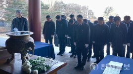 박상돈 천안시장, 천안인의 상 등 참배… 을사년 새해 업무 시작