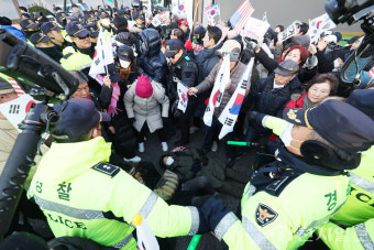 [포토] '尹 탄핵 찬성 집회' 난입한 윤 대통령 지지자들