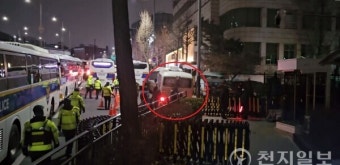 [단독포토] 대통령 관저 방향 차량 진입 후 막히는 입구