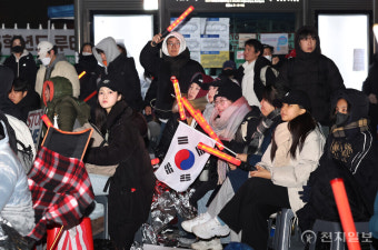 [포토] '탄핵 반대' 2030 자유발언 경청하는 청소년들