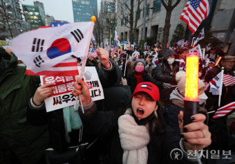 [포토] '윤 대통령 석방하라' 외치는 청년들