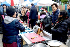 조규일 진주시장 설맞이 전통시장 장보기로 민생소통 행보