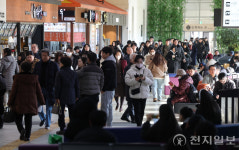 [포토] 설 연휴 앞두고 북적이는 버스터미널