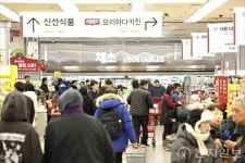 [르포] 설 전날, 전통시장은 텅… 대형마트는 쇼핑으로 북적북적