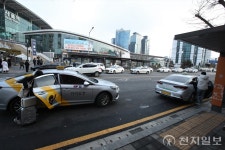 [포토] 서울역 앞 택시 타는 귀성객