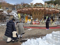 [포토] 대전 설날 오월드 회전목마… 추운지도 몰라요