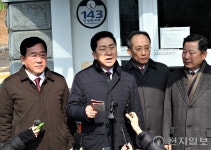 [포토] 서울구치소 앞 질의 답변하는 김기현 의원