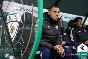 [축구] '전진우 역전골' 전북, 김천 2-1 격파… 포옛 K리그 데뷔승
