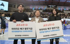 ㈜아라리오, 지역 유소년 배구 발전기금… 1000만원 전달