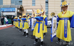 [포토] 신천지 이만희 총회장 맞이하는 하늘문화예술단