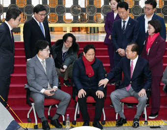 [포토] 단식농성 박수영 의원과 대화하는 권영세-권성동