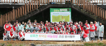 BNK경남은행, 삼호천 토닥길서 바늘꽃밭 조성 봉사활동