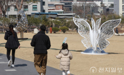 [포토] 2025 조각도시 서울 작품 보는 시민들