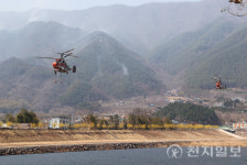 경남 산청 산불 진화율 70%… 오후 강풍 대비 총력 대응
