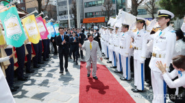 [포토] 신천지 이만희 총회장 맞이하는 하늘문화예술단