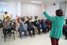 계양지부, 경로당서 이미용‧웃음치료 봉사