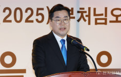 [포토] 정각회 봉축탑 점등식 축사하는 박찬대