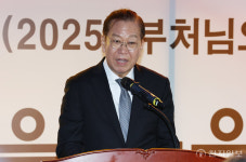 [포토] 정각회 봉축탑 점등식 축사하는 권영세