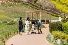[포토] 부산 이기대 해안로 산책하는 가족 나들이객