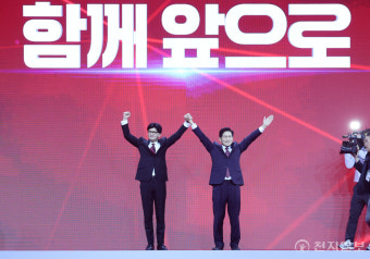 [포토] '국민의힘 전당대회' 손들어 인사하는 김문수·한동훈