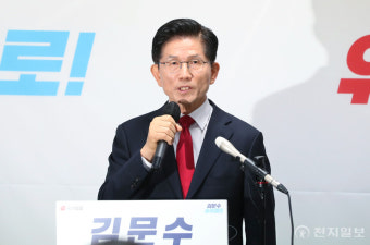 [포토] '단일화 강제?' 긴급 기자회견하는 김문수 대선후보