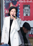 문수노래천국 | [포토] '문수생각 북콘서트' 노래 부르는 노현희