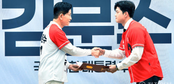 [포토] 공동선대위원장 임명장 전달하는 김문수 대선후보
