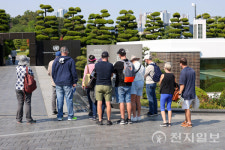 [포토] 부산 유엔기념공원 찾은 외국인 방문객들