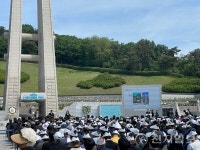 [현장] 45년의 기억, 미래로… 5.18 영령 앞에 숙연한 발걸음