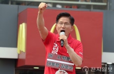 [포토] 주먹 불끈 쥐고 호소하는 김문수 후보