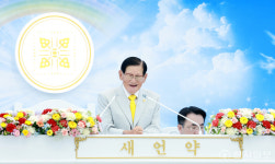 [포토] 익산교회 정오예배 말씀 전하는 신천지 이만희 총회장