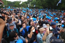 [포토] 이재명 연설에 환호하는 광진구 지지자들