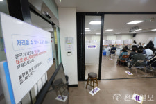 [포토] 주민센터 북카페에 마련된 사전투표소