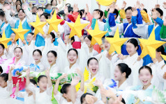 [포토] 신천지 이만희 총회장 맞이하는 하늘문화예술단