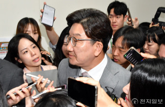 [포토] 김용태 비대위원장 면담 마친 권성동 원내대표
