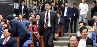 [포토] 의원총회 참석하는 김용태 비대위원장