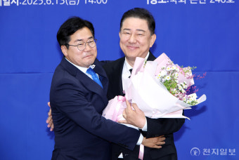 [포토] 꽃다발 받은 김병기 신임 원내대표