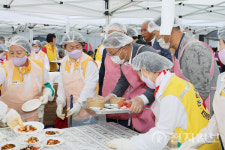창원시, 경로잔치서 어르신 2000명에 따뜻한 정 나눠