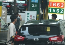 [포토] 기름값 오르기 전 주유하는 시민들