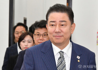 [포토] 원내대책회의 참석하는 김병기 직무대행
