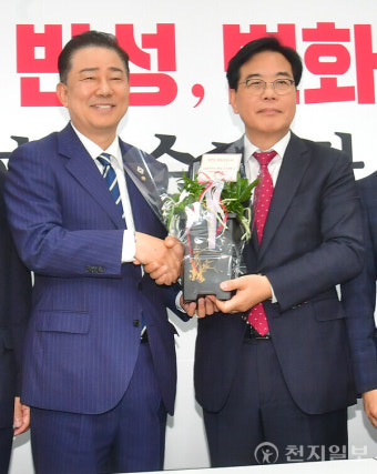 [포토] 축하난 전달하는 김병기 직무대행