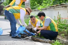 신천자원봉사단 의정부지부, 장마철 앞두고 배수구 청소… 우리 손으로 침수 막아요